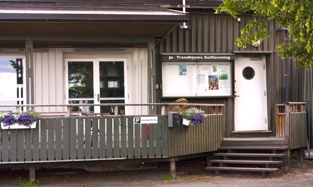 Klubhuss inngang balkong